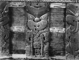 Maori-Schnitzereien und Tukutuku-Paneele im Tamatekapua-Versammlungshaus in Ohinemutu, ca. 1880er Jahre